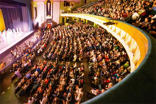 图3：二零二二年三月十三日下午，美国神韵世界艺术团在英国伦敦汉默史密斯阿波罗剧院（London Eventim Apollo）上演了今年在这里共十五场演出的最后一场演出，票房再次爆满。（大纪元）