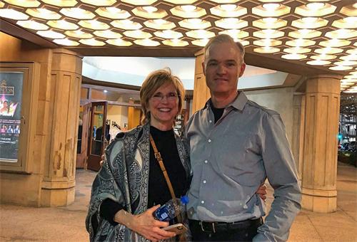 '图14：二零二二年三月五日，香农·奥唐奈（Shannon O’Donnell）和丈夫乔·奥唐奈（Joe O’Donnell ）观赏了神韵北美艺术团在凤凰城的演出后，对演出赞不绝口。她说：“演出引人入胜。美丽而神奇。我推荐给每一个人。”（明慧网）'