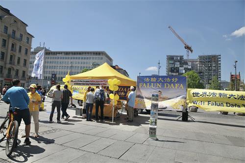 图2、3：法轮功学员在慕尼黑卡尔斯广场举办活动，恭贺师尊华诞，庆祝世界法轮大法日暨法轮大法弘传世界三十周年。