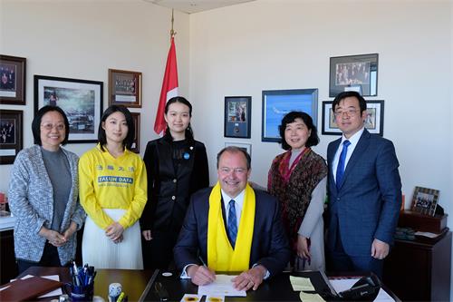 图10：阿尔·麦克唐纳市长邀请法轮功学员到他的办公室参观并合影留念。