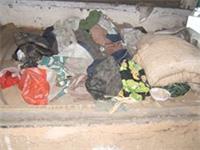 被褥被撕开搜查