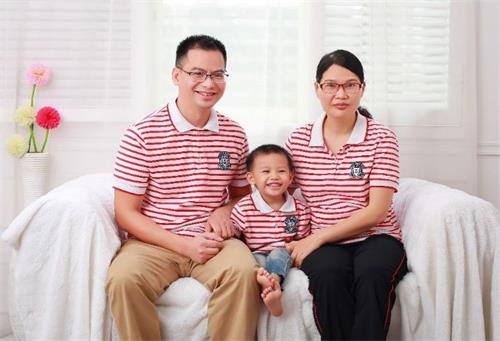 '图三：企业家汤志衡与妻儿合影'