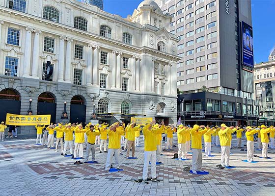 在新西兰奥克兰市中心商业湾弘法