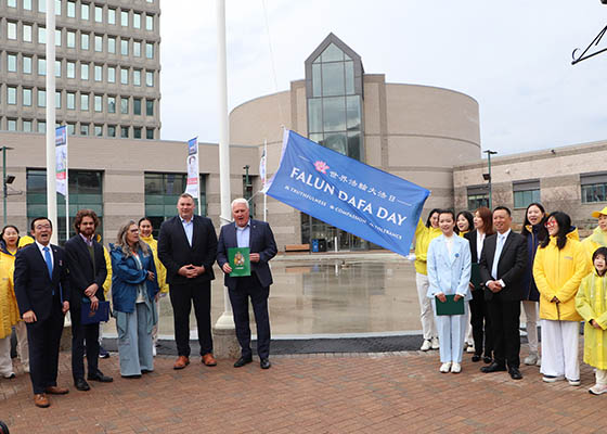 加拿大巴里市升旗庆祝世界法轮大法日