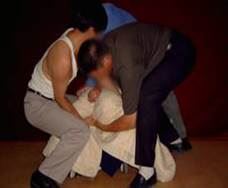 '酷刑示意图：大棉袄闷'