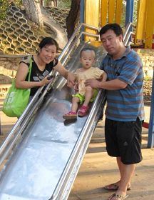 '田刚、崔敬莲夫妇和女儿小圣果'