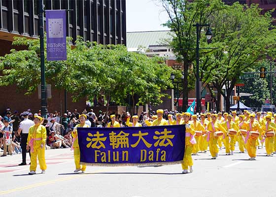 费城盛大国庆游行　法轮功队伍受欢迎