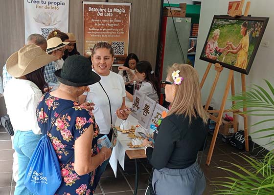 哥伦比亚麦德林花卉节　遇见法轮功