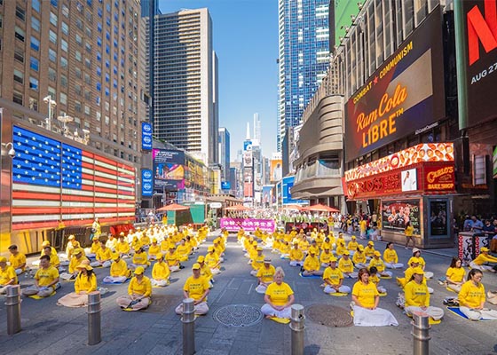 纽约时代广场集体炼功　游客赞真善忍